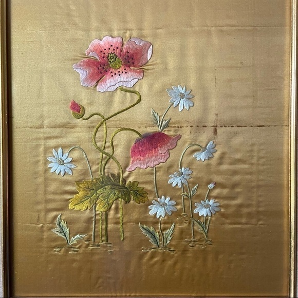 CHINESE silk embroidery of wild poppies and daisies on gold silk. Rare fine art. - Picture 5 of 11